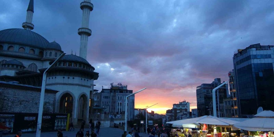 Taksim’de gün batımı manzarası hayran bıraktı