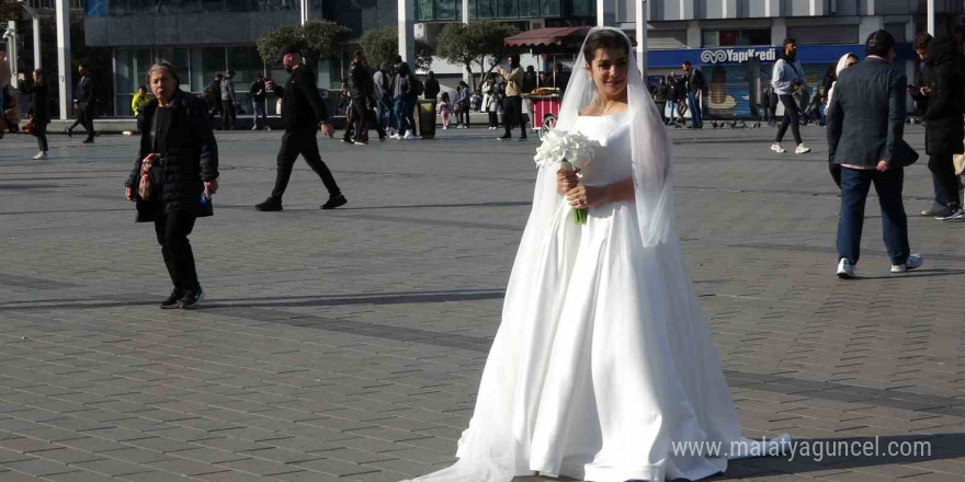 Taksim’de İranlı gelin ve damada yoğun ilgi