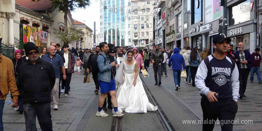 Taksim’de İranlı gelin ve damada yoğun ilgi