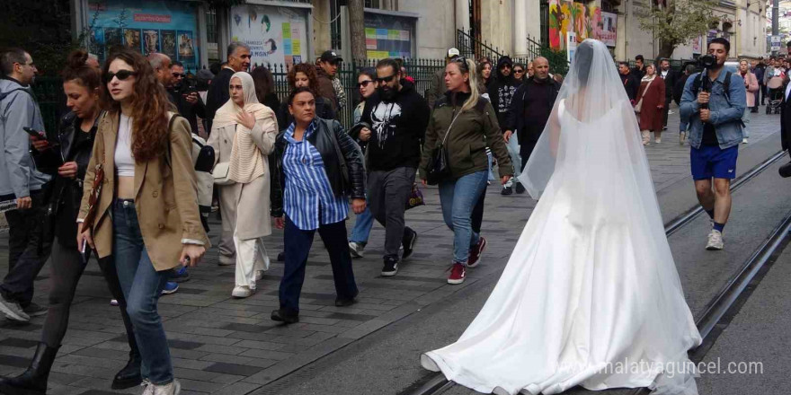 Taksim’de İranlı gelin ve damada yoğun ilgi