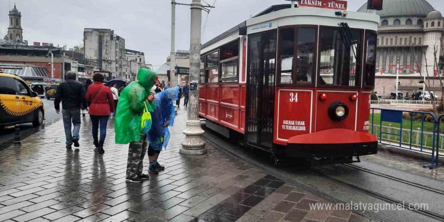 Taksim’de sağanak yağış etkili oldu: Lodos vatandaşlar zor anlar yaşattı