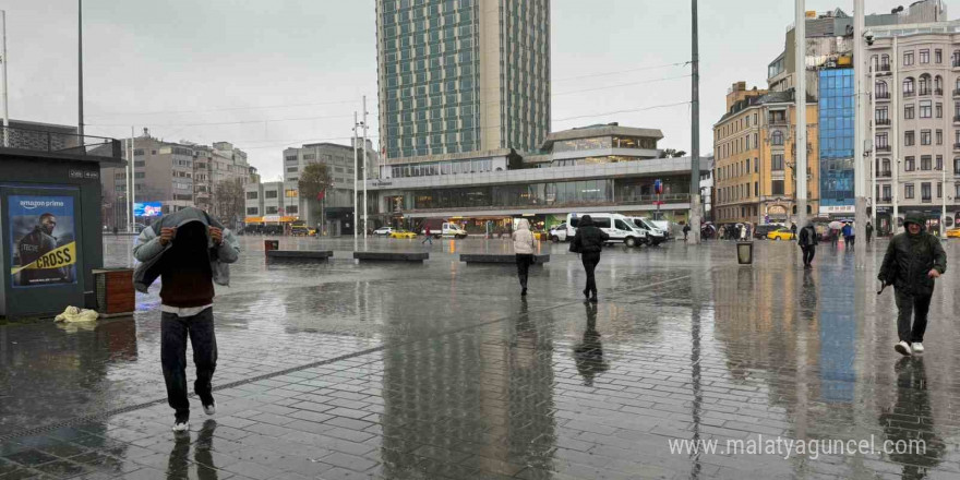 Taksim’de sağanak yağış etkili oldu: Lodos vatandaşlar zor anlar yaşattı