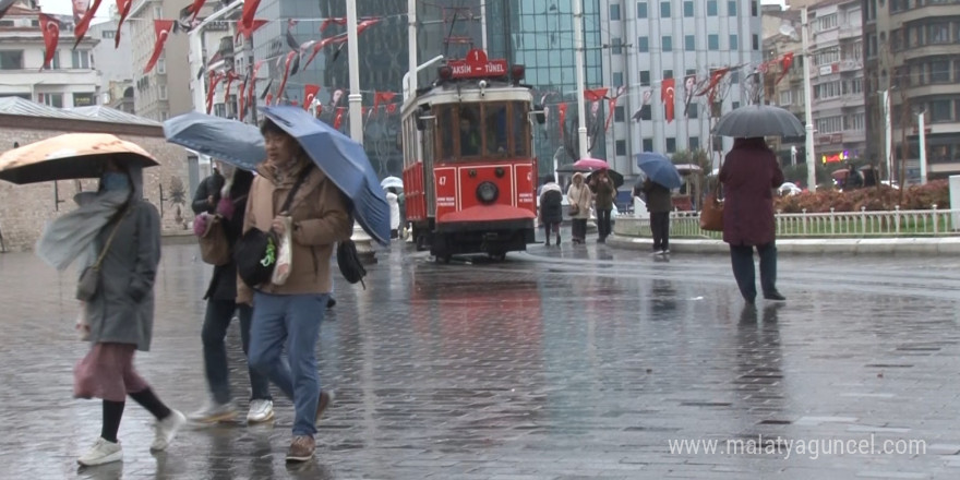 Taksim’de soğuk ve yağışlı hava etkisini sürdürüyor