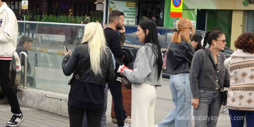 Taksim’de Türk bayrağını kullanarak duygu sömürüsü ile vatandaşlardan para alan 3 kadına para cezası