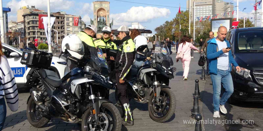 Taksim’de yaya yolunu işgal eden motosiklet sürücülerine ceza yağdı