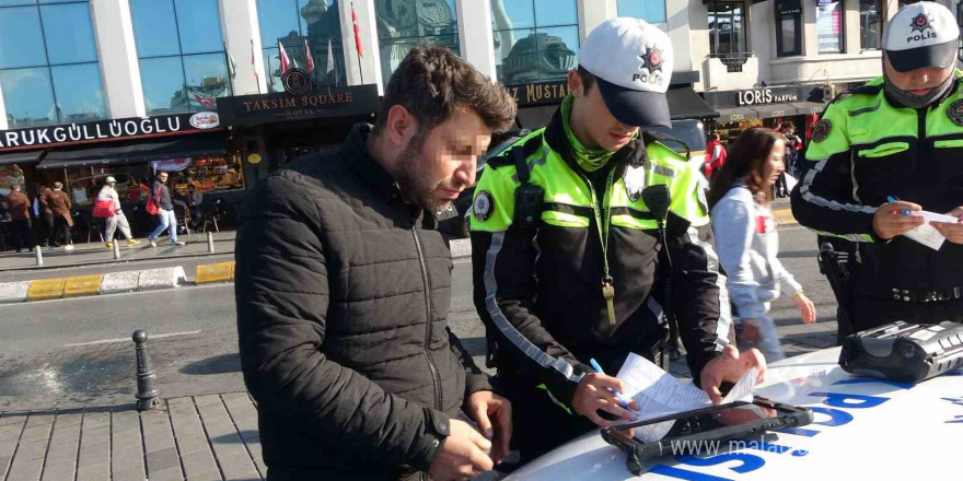 Taksim’de yaya yolunu işgal eden motosiklet sürücülerine ceza yağdı