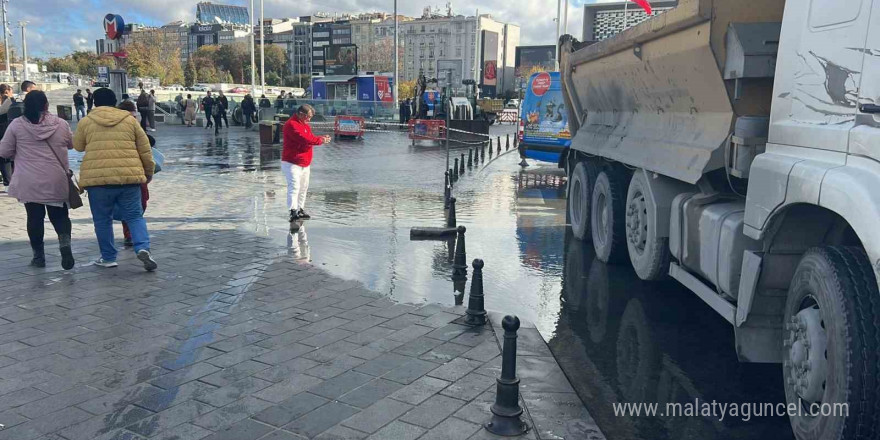 Taksim’i su bastı, vatandaşlar yürümekte güçlük çekti