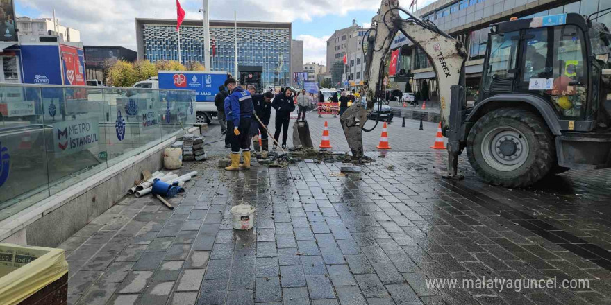 Taksim’i su bastı, vatandaşlar yürümekte güçlük çekti