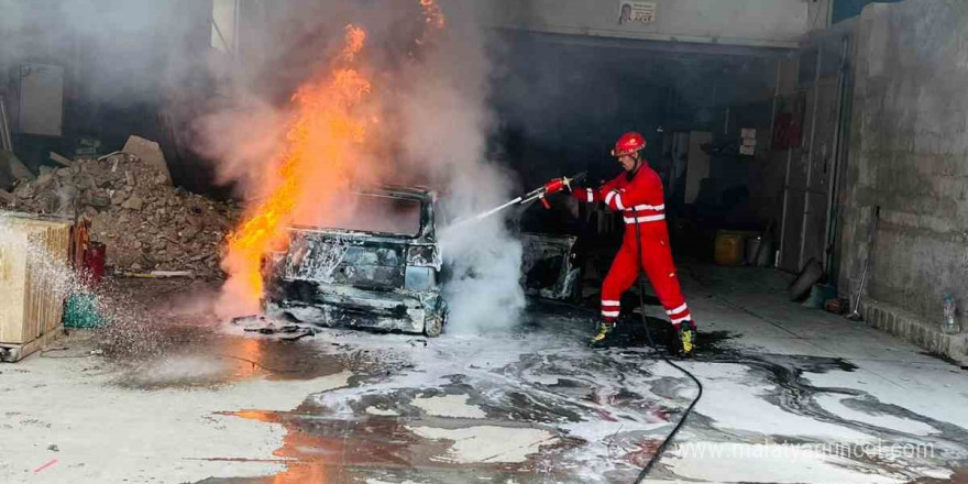 Tamirhanede bakımı yapılan otomobil alevlere teslim oldu