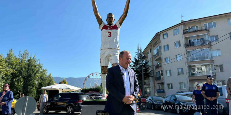 Tanju Özcan, Merih Demiral’ın “Bozkurt” heykelini diktirdi