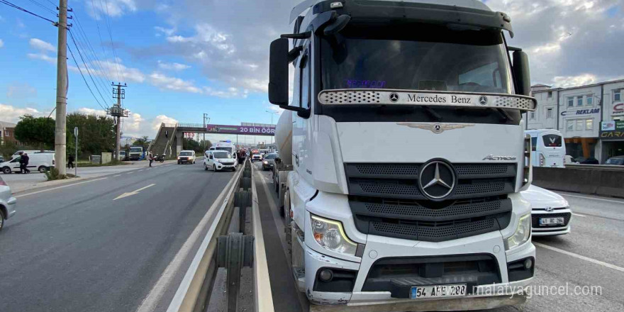 Tankerin sıkıştırdığı elektrikli bisiklet bariyere çarptı: Sürücü ağır yaralı