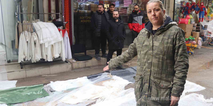 Tarihi çarşıdaki su ve çamura ‘halı ve perdeli’ çözüm