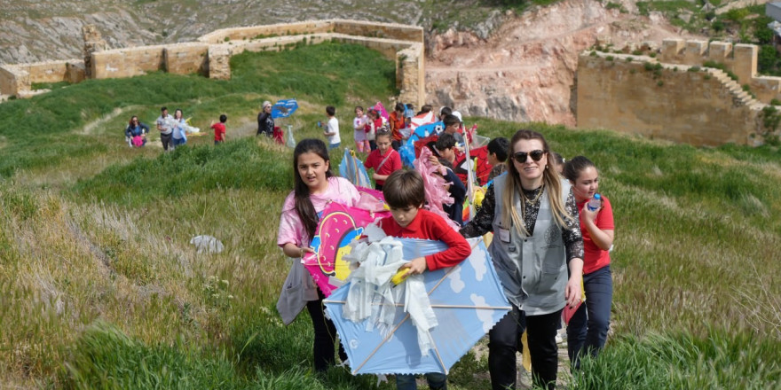 Tarihi kalenin surları öğrencilerin rengarenk uçurtmalarıyla renklendi