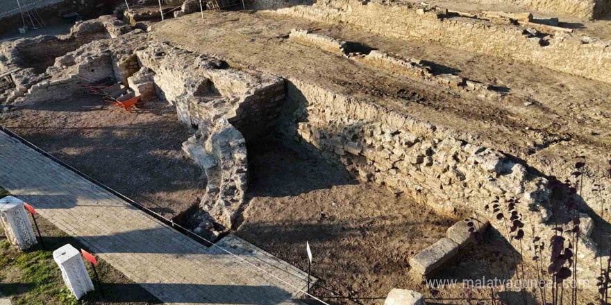 Tarihi kazılarda suyun depolandığı havuz bulundu