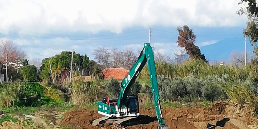 Tarihi taş köprüde DSİ tarafından yapılan temizlik çalışması memnun etmedi