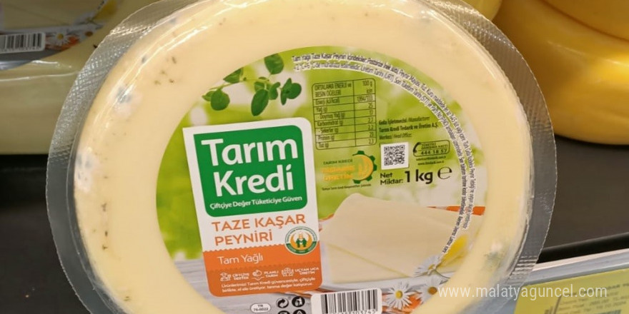 Tarım Kredi Kooperatif marketi reyonunda küflü kaşar peynirini gören vatandaş hayrete düştü