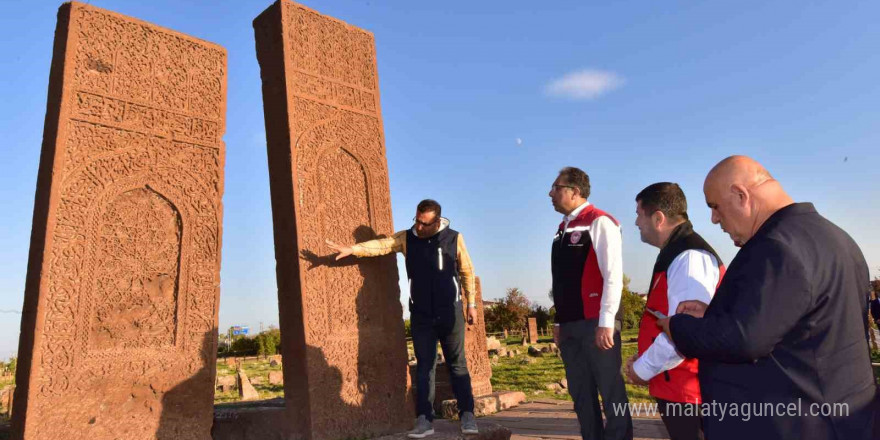 Tarım ve Orman Bakan Yardımcısı Gümen, Ahlat’ta tarım ve hayvancılık tesislerini gezdi