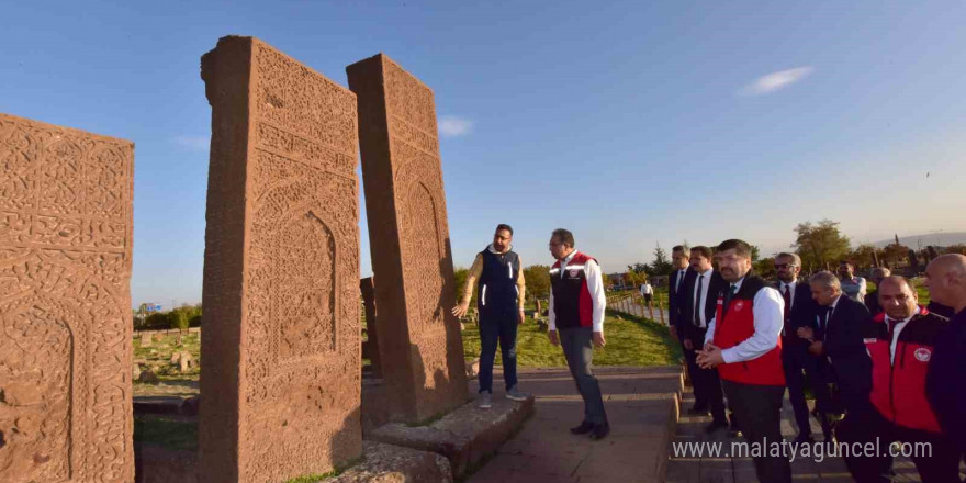 Tarım ve Orman Bakan Yardımcısı Gümen, Ahlat’ta tarım ve hayvancılık tesislerini gezdi