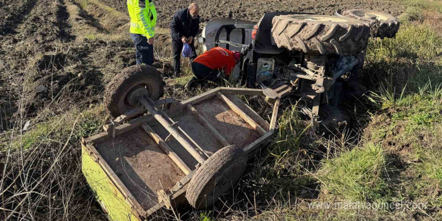 Tarla yolunda sürücüsünün kontrolünden çıkan traktör devrildi: 1 yaralı