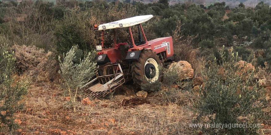 Tarlasında taş temizlerken traktörden düşen çiftçi, traktörün üzerinden geçmesi sonucu yaralandı