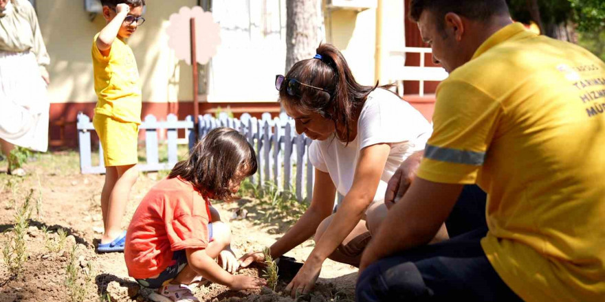 Tarsus’ta çocuklar fidan dikti