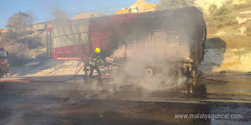 Tarsus’ta mısır yüklü tırda yangın