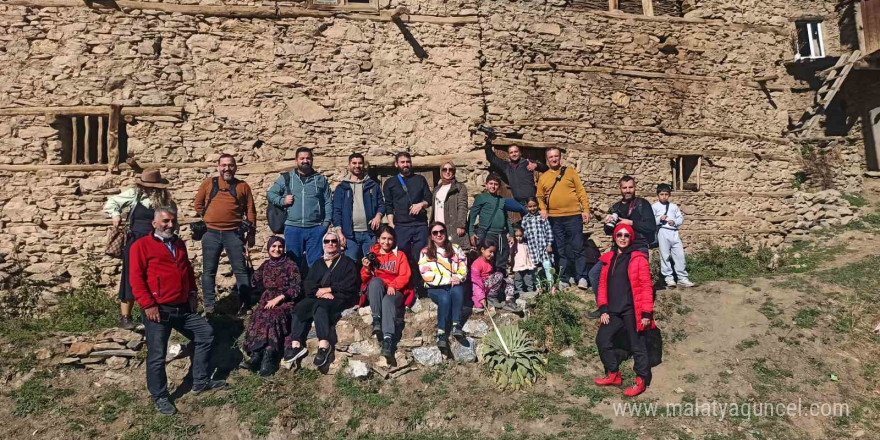 Taş evlerden oluşan Hizan’ın köyleri fotoğraf tutkunlarını ağırlıyor