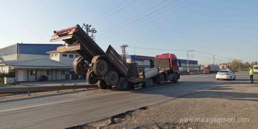 Taşıdığı yük ağır gelen tırın dorsesi şaha kalktı