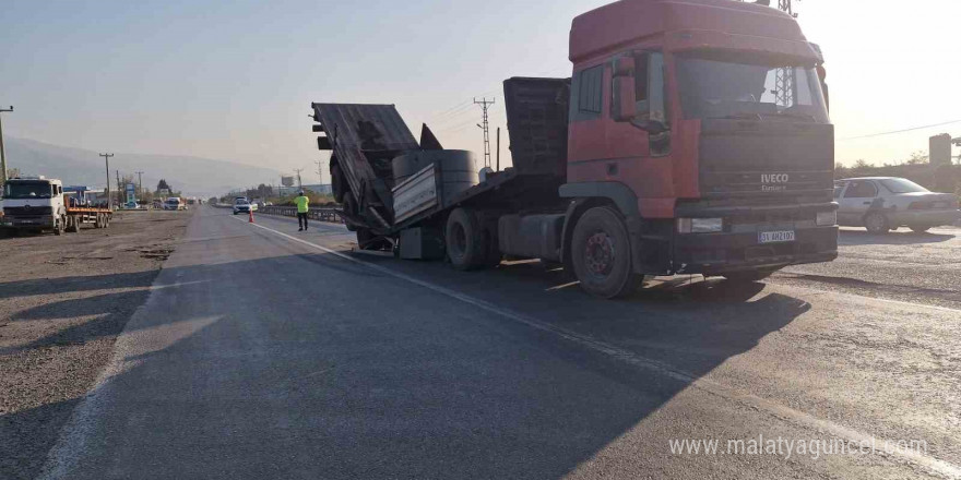 Taşıdığı yük ağır gelen tırın dorsesi şaha kalktı