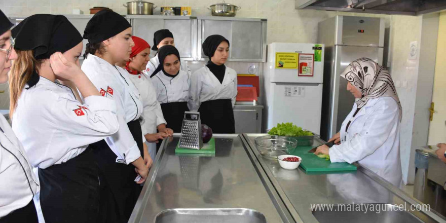 Taşımalı eğitim gören 2 bin 700 öğrencinin yemekleri liseli ablalarından