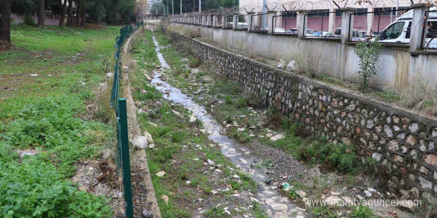 Taşkın riskine karşı dere yatakları temizleniyor