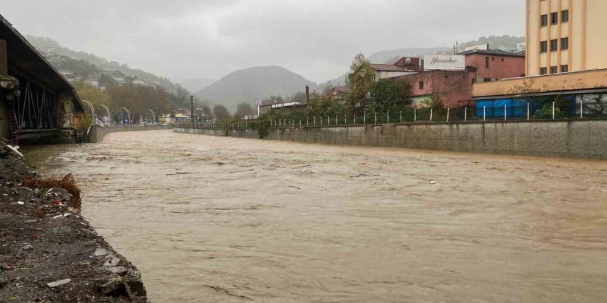 Taşma noktasına gelen derelerin kenarına araç park etmek yasaklandı