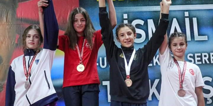 Taşoluk Belediye Spor Kulübü’nden bir şampiyon, bir üçüncülük