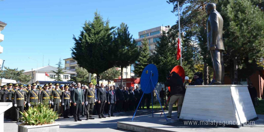 Tatvan’da çelenk sunma töreni düzenlendi