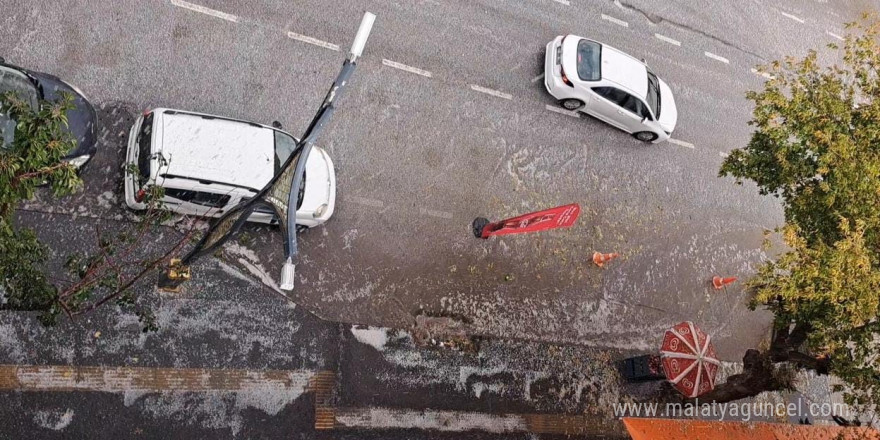 Tatvan’da dolu ve sağanak yağış etkili oldu