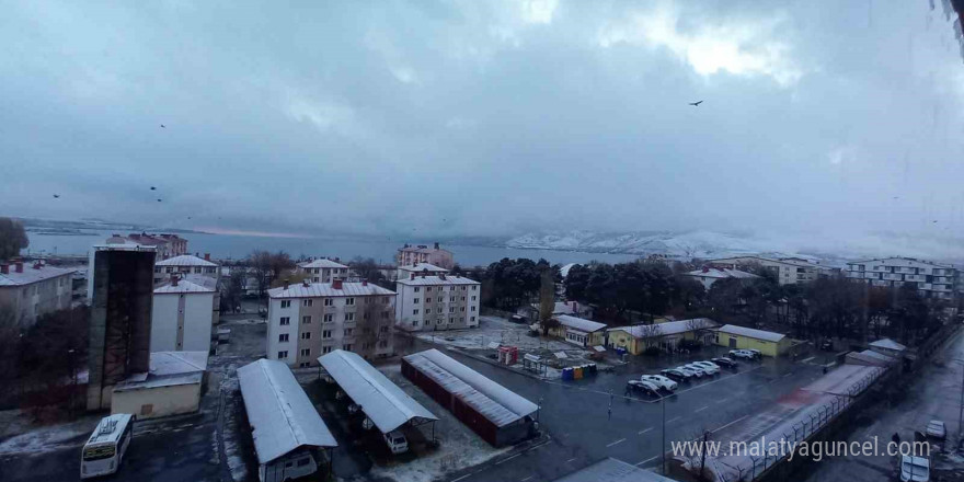 Tatvan’da kar yağışı etkili olmaya başladı