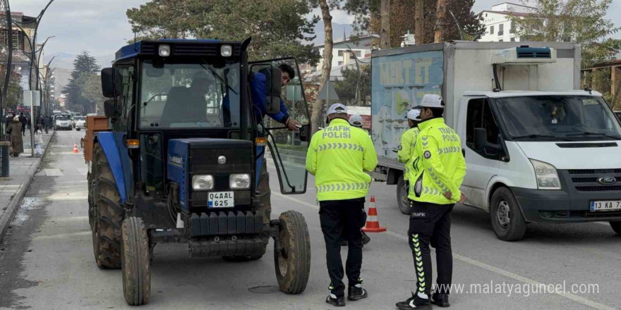 Tatvan’da kış lastiği denetimi yapıldı