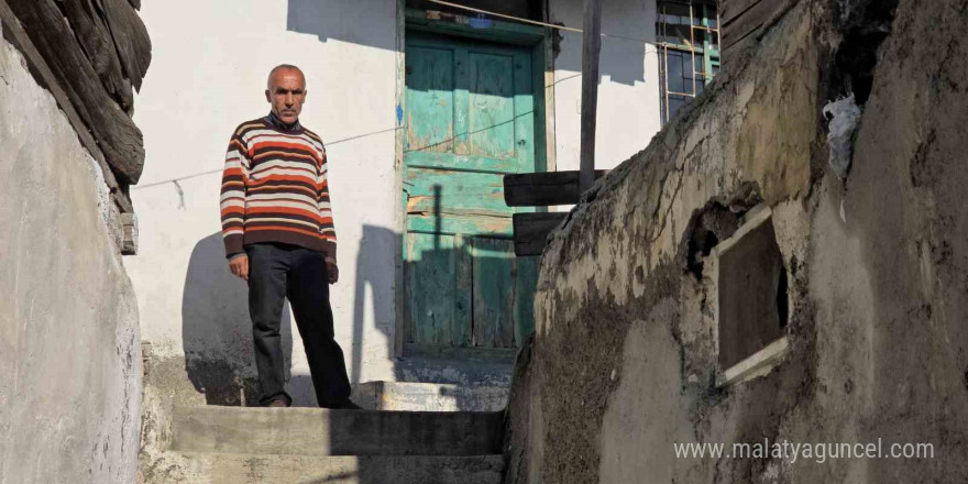 Tavanın üzerine yıkılmasıyla eşini kaybeden baba,  kızına bakabilmek için yardım bekliyor