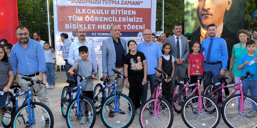 Tavas Belediyesi ilkokulu bitiren öğrencileri bisikletle ödüllendirdi