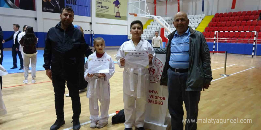 Tavşanlı Karate Okulu’nda 180 sporcuyla kuşak töreni düzenlendi