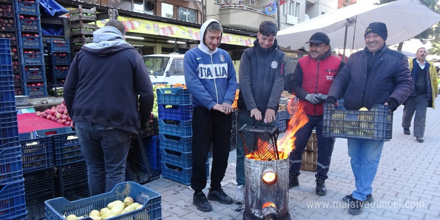 Tavşanlı pazarcıları soğuğa meydan okuyor