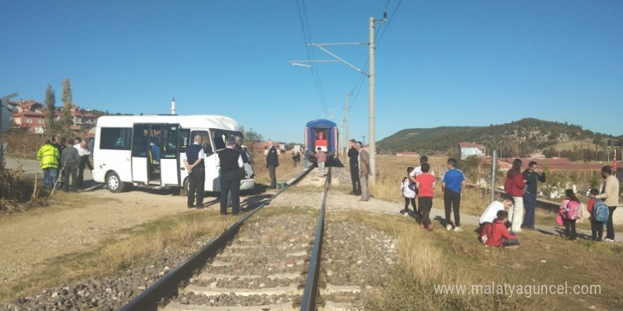 Tavşanlı’da öğrenci servisi trenin arka vagonuna çarptı