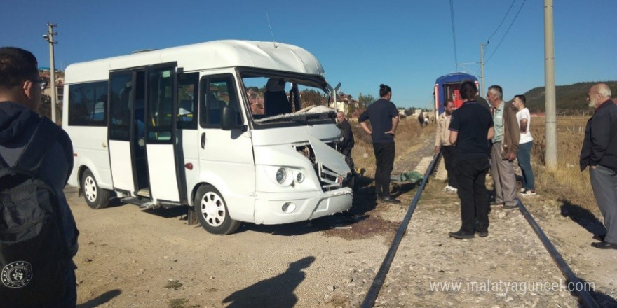 Tavşanlı’da öğrenci servisi trenin arka vagonuna çarptı