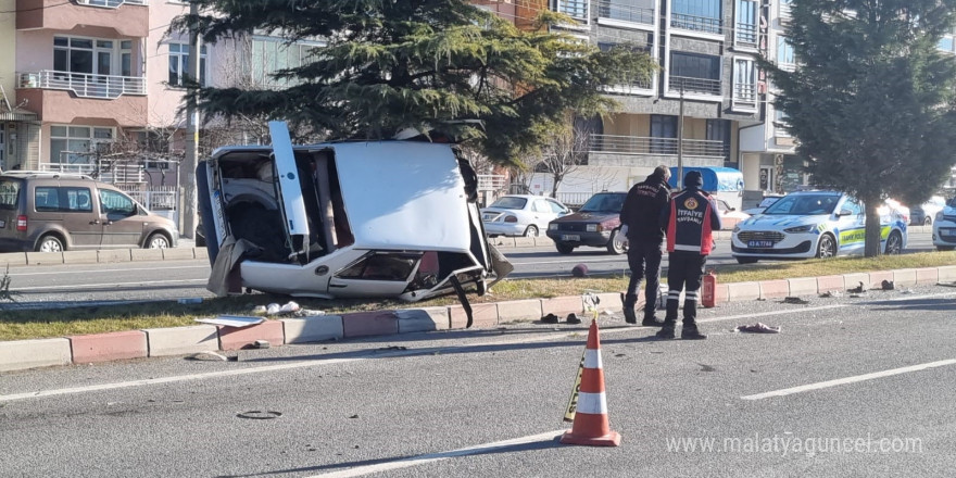 Tavşanlı’da tır ile otomobil çarpıştı: 3 yaralı