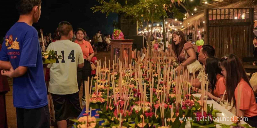 Tayland 'Yüzen Fener Festivali' ile renklendi