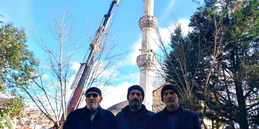 Tehlike oluşturan Elmalık Camii’nin minare külahı yeniledi