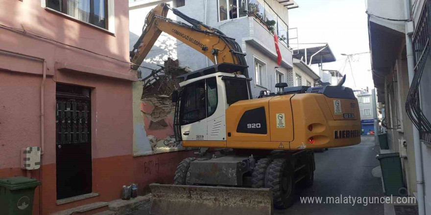 Tehlike saçan metruk bina yıkıldı