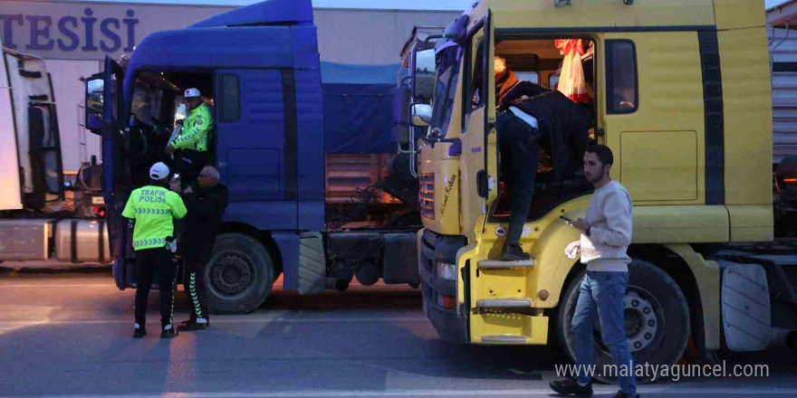 Tehlikeli hareket yaparak seyreden tırlar, polisten 30 kilometre kaçtı