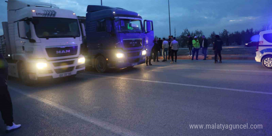 Tehlikeli hareket yaparak seyreden tırlar, polisten 30 kilometre kaçtı