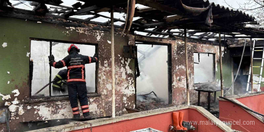 Tek katlı ev alevlere teslim oldu: Evli çift evden son anda çıktı